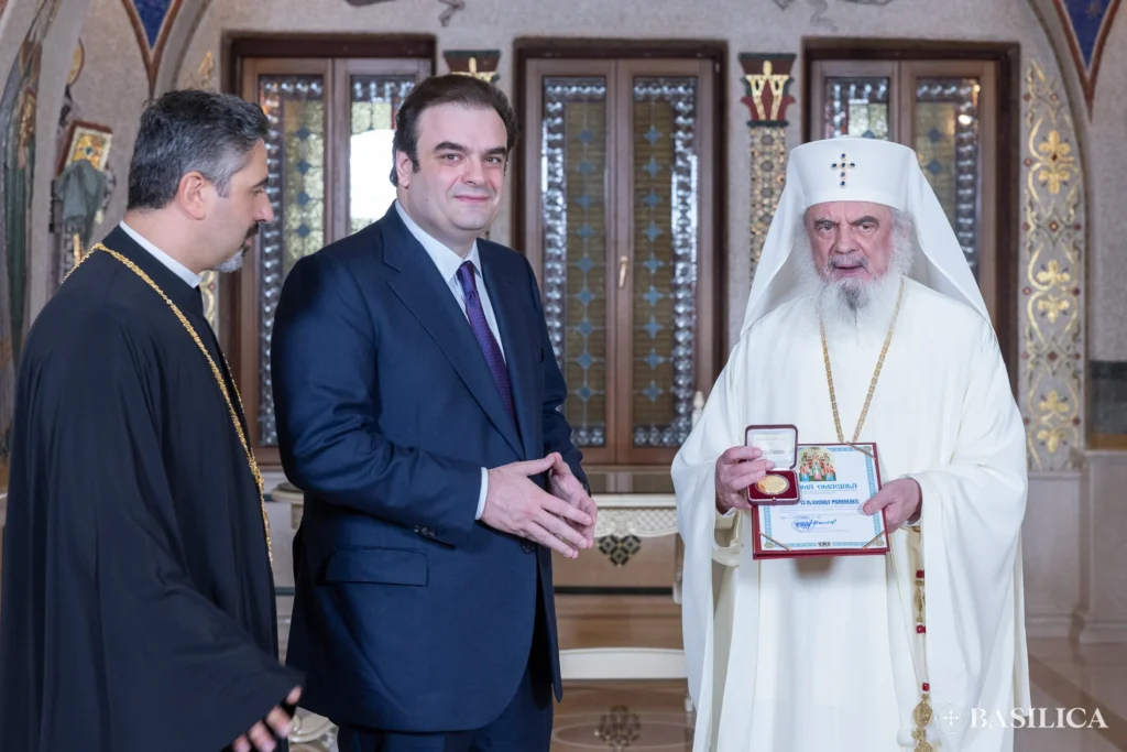 O Πατριάρχης Ρουμανίας δέχθηκε τον Yπουργό Πιερρακάκη στο Βουκουρέστι - μια φωτογραφία 4