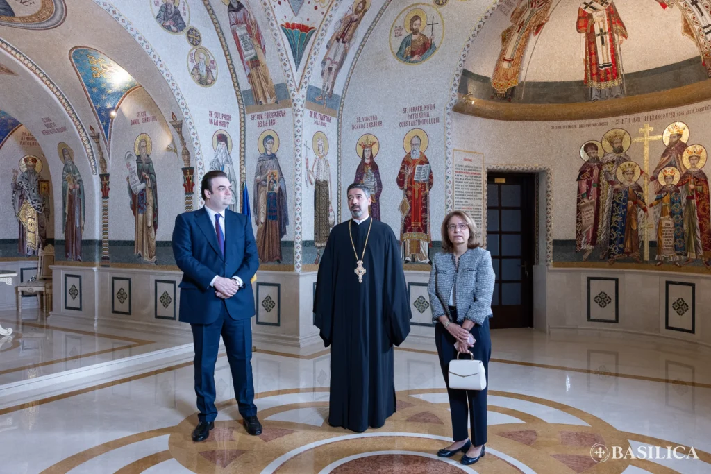 O Πατριάρχης Ρουμανίας δέχθηκε τον Yπουργό Πιερρακάκη στο Βουκουρέστι - μια φωτογραφία 12