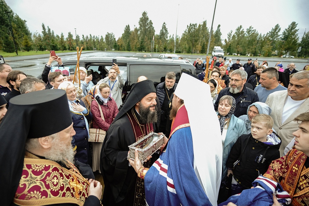 Πάνω από 50.00 πιστοί προσκύνησαν τον Άγιο Σπυρίδωνα στο Τσελιάμπινσκ - μια φωτογραφία 17