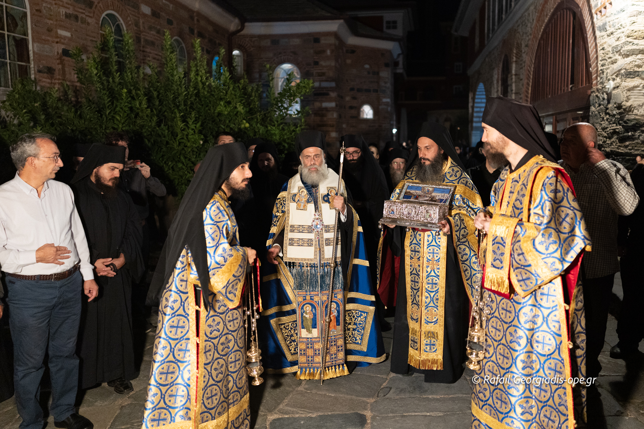 Λαμπρά εορτάστηκε η Κατάθεση της Τιμίας Ζώνης στη Μονή Βατοπαιδίου - μια φωτογραφία 5