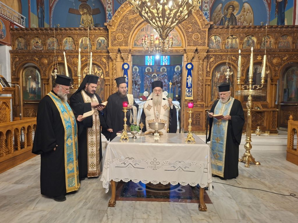 Ο Μητροπολίτης Κορίνθου τέλεσε Αγιασμούς σε αθλητικά σωματεία και σχολεία  - μια φωτογραφία 1