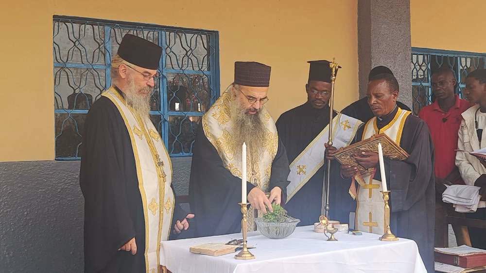 Διπλή δωρεά της Μητρόπολης Ρεθύμνης σε σχολεία του Κονγκό - μια φωτογραφία 3