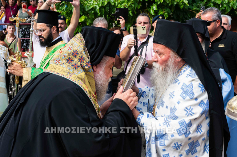Λαοθάλασσα πιστών υποδέχθηκε την Παναγία Βουλκανιώτισσα στη Μεσσήνη - μια φωτογραφία 3