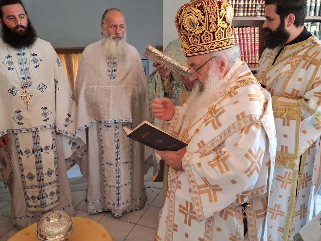 Ο Μητροπολίτης Αργυροκάστρου Ναθαναήλ εγκαινίασε παρεκκλήσιο Τιμίου Σταυρού - μια φωτογραφία 1