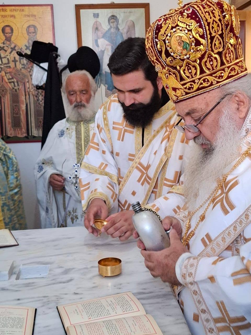 Ο Μητροπολίτης Αργυροκάστρου Ναθαναήλ εγκαινίασε παρεκκλήσιο Τιμίου Σταυρού - μια φωτογραφία 8