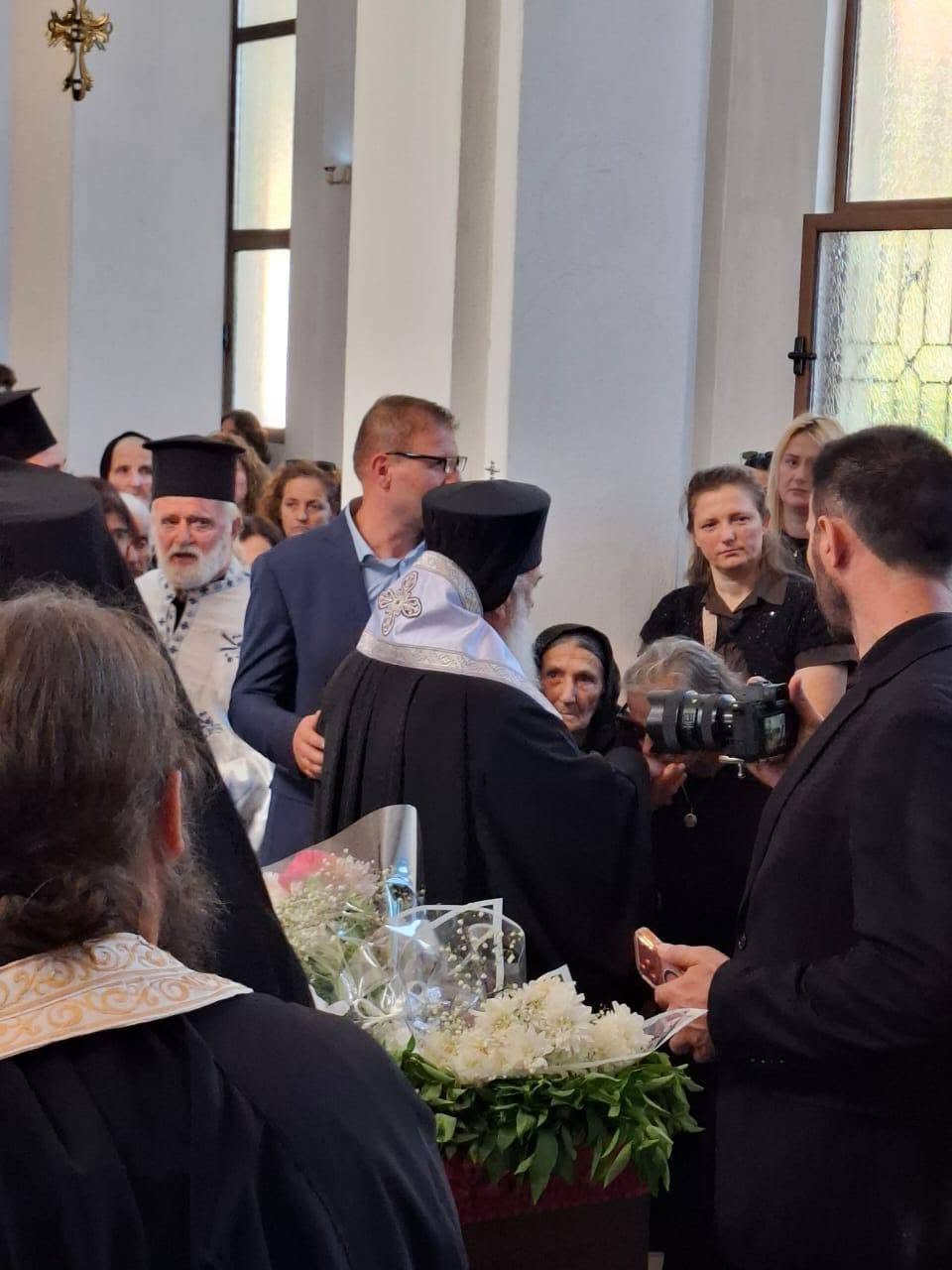 Σε κλίμα συγκίνησης η εξόδιος ακολουθία του π. Χρήστου Παπά στο Αλύκο - μια φωτογραφία 2