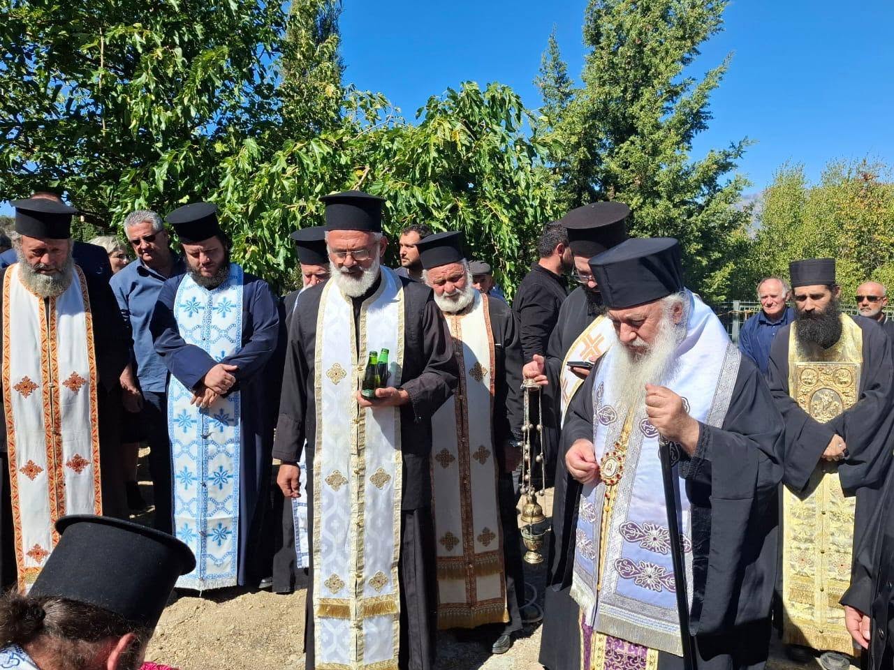 Σε κλίμα συγκίνησης η εξόδιος ακολουθία του π. Χρήστου Παπά στο Αλύκο - μια φωτογραφία 4