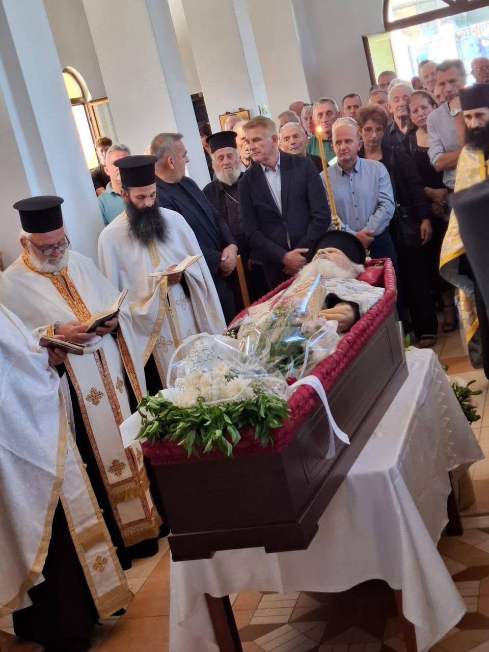 Σε κλίμα συγκίνησης η εξόδιος ακολουθία του π. Χρήστου Παπά στο Αλύκο - μια φωτογραφία 5
