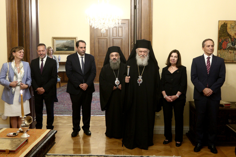 Ο Αρχιεπίσκοπος Ιερώνυμος όρκισε τον νέο υποδιοικητή της Τράπεζας Ελλάδος - μια φωτογραφία 1