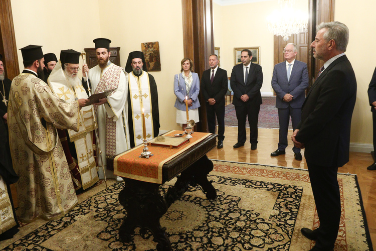 Ο Αρχιεπίσκοπος Ιερώνυμος όρκισε τον νέο υποδιοικητή της Τράπεζας Ελλάδος - μια φωτογραφία 2