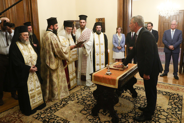 Ο Αρχιεπίσκοπος Ιερώνυμος όρκισε τον νέο υποδιοικητή της Τράπεζας Ελλάδος - μια φωτογραφία 3