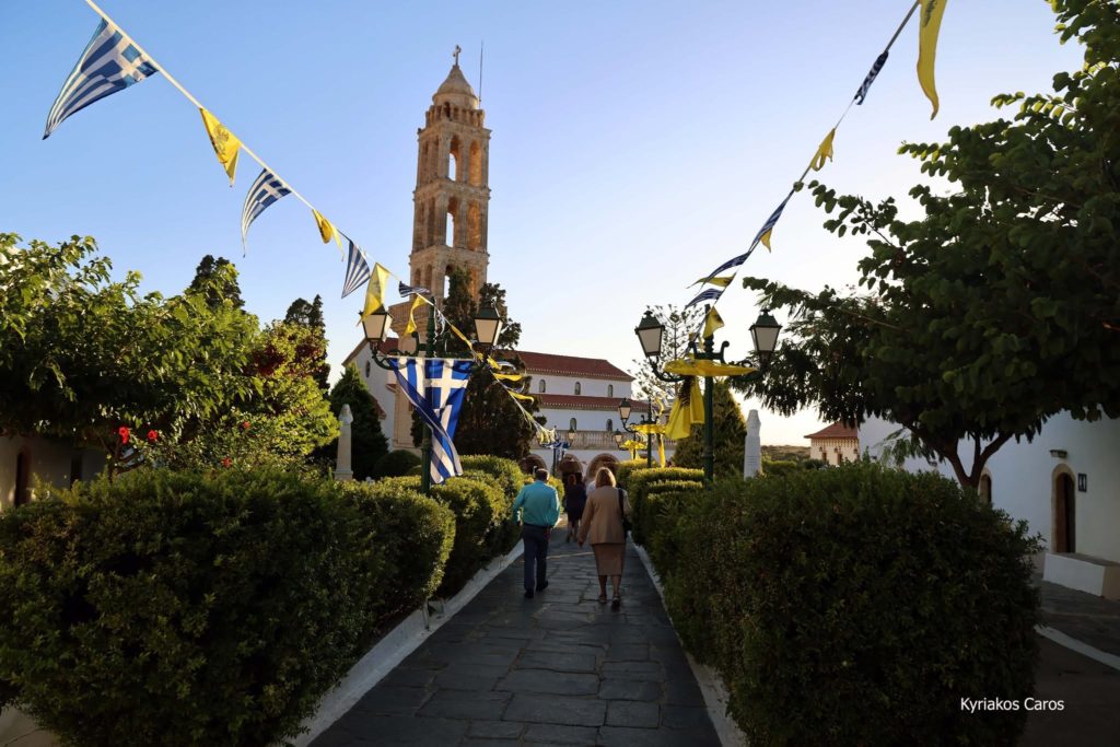 Χιλιάδες πιστοί τίμησαν την Παναγία Μυρτιδιώτισσα στα Κύθηρα - μια φωτογραφία 7