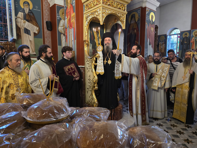 Πάτρα: Λαμπρός εορτασμός στο παρεκκλήσι του Αγίου Ιωάννη του Θεολόγου - μια φωτογραφία 3