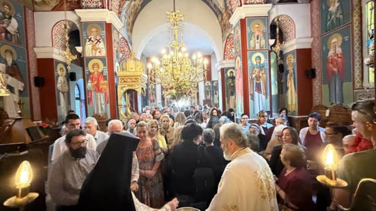 Πάτρα: Λαμπρός εορτασμός στο παρεκκλήσι του Αγίου Ιωάννη του Θεολόγου - μια φωτογραφία 7