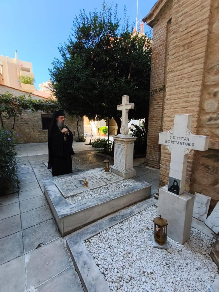 Πάτρα: Λαμπρός εορτασμός στο παρεκκλήσι του Αγίου Ιωάννη του Θεολόγου - μια φωτογραφία 11