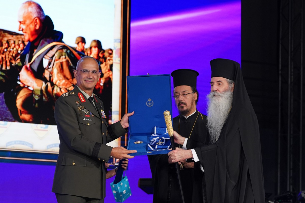 Στον Αρχηγό ΓΕΕΘΑ Χούπη απονεμήθηκε ο Χρυσός Σταυρός του Αγίου Σπυρίδωνος - μια φωτογραφία 2