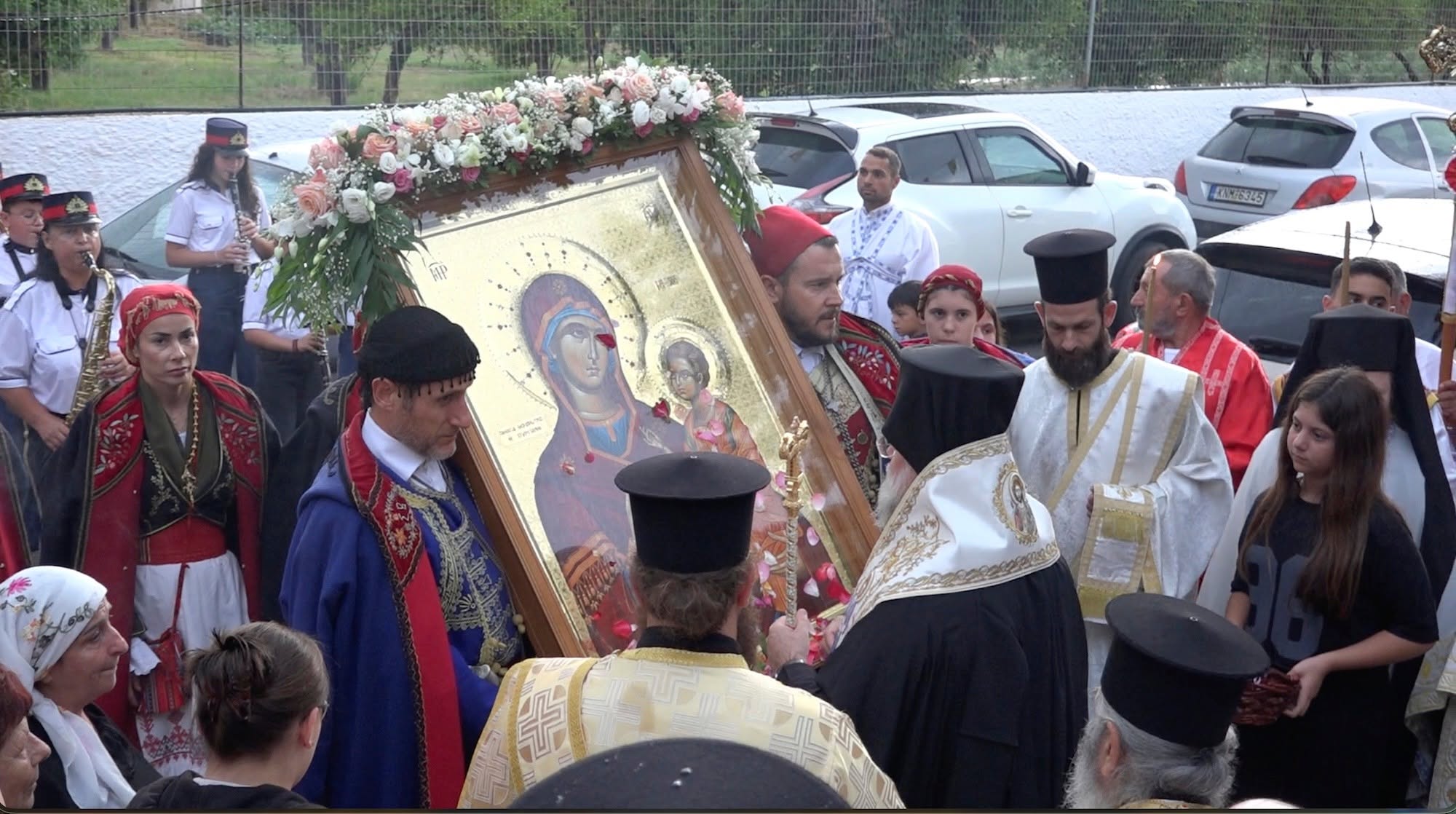 Πλήθος κόσμου στην Υποδοχή εικόνας της Παναγίας Θεραπεύτριας στα Χανιά - μια φωτογραφία 1