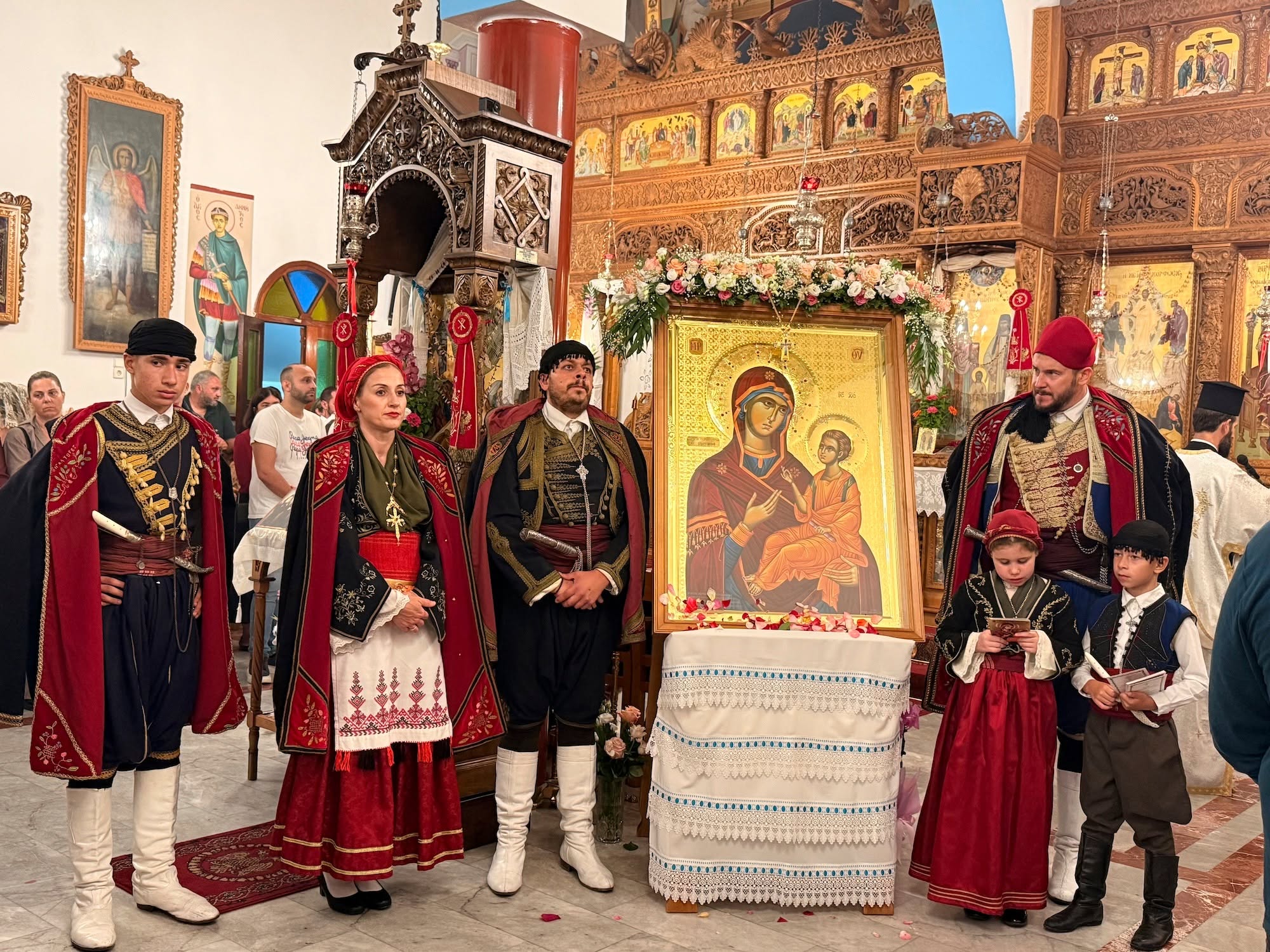 Πλήθος κόσμου στην Υποδοχή εικόνας της Παναγίας Θεραπεύτριας στα Χανιά - μια φωτογραφία 2