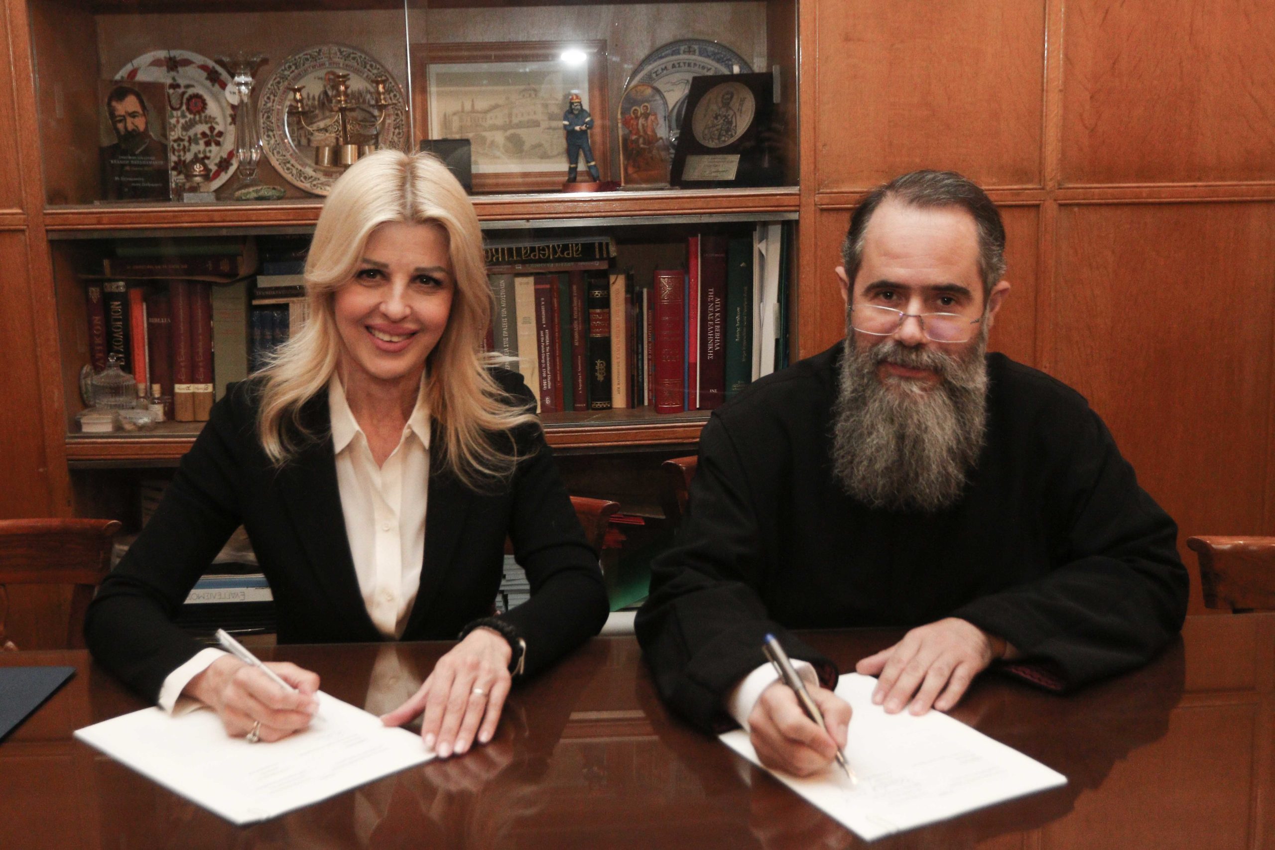 Υπεγράφη μνημόνιο Αρχιεπισκοπής Αθηνών και Υπουργείου Κοινωνικής Συνοχής - μια φωτογραφία 5