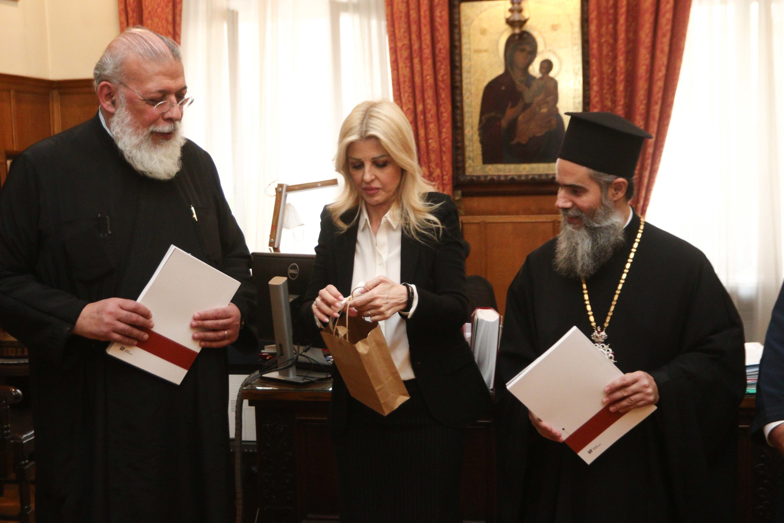 Υπεγράφη μνημόνιο Αρχιεπισκοπής Αθηνών και Υπουργείου Κοινωνικής Συνοχής - μια φωτογραφία 6