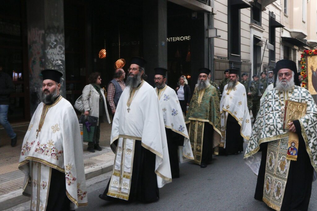 Αθήνα: Λαμπρή λιτάνευση του πολιούχου Αγίου Διονυσίου του Αρεοπαγίτη - μια φωτογραφία 2