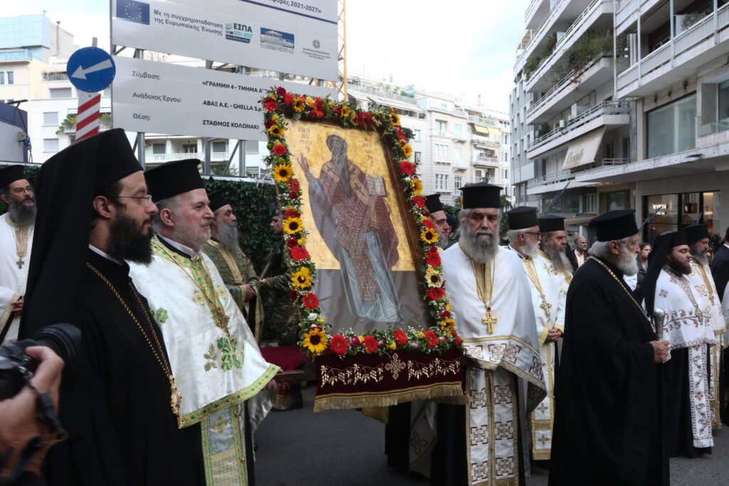 Αθήνα: Λαμπρή λιτάνευση του πολιούχου Αγίου Διονυσίου του Αρεοπαγίτη - μια φωτογραφία 3