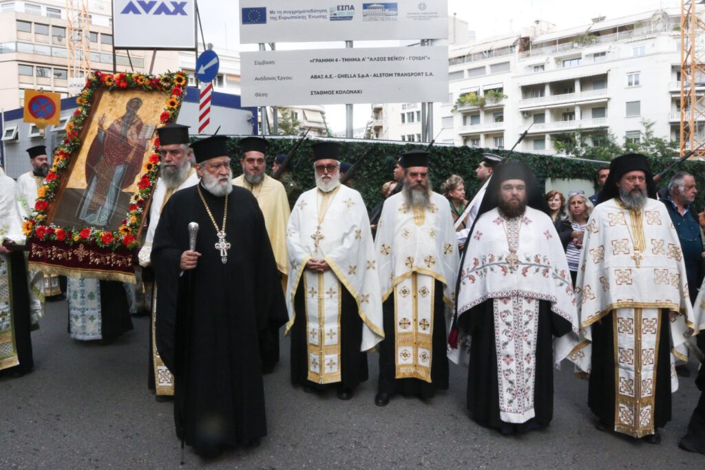 Αθήνα: Λαμπρή λιτάνευση του πολιούχου Αγίου Διονυσίου του Αρεοπαγίτη - μια φωτογραφία 5