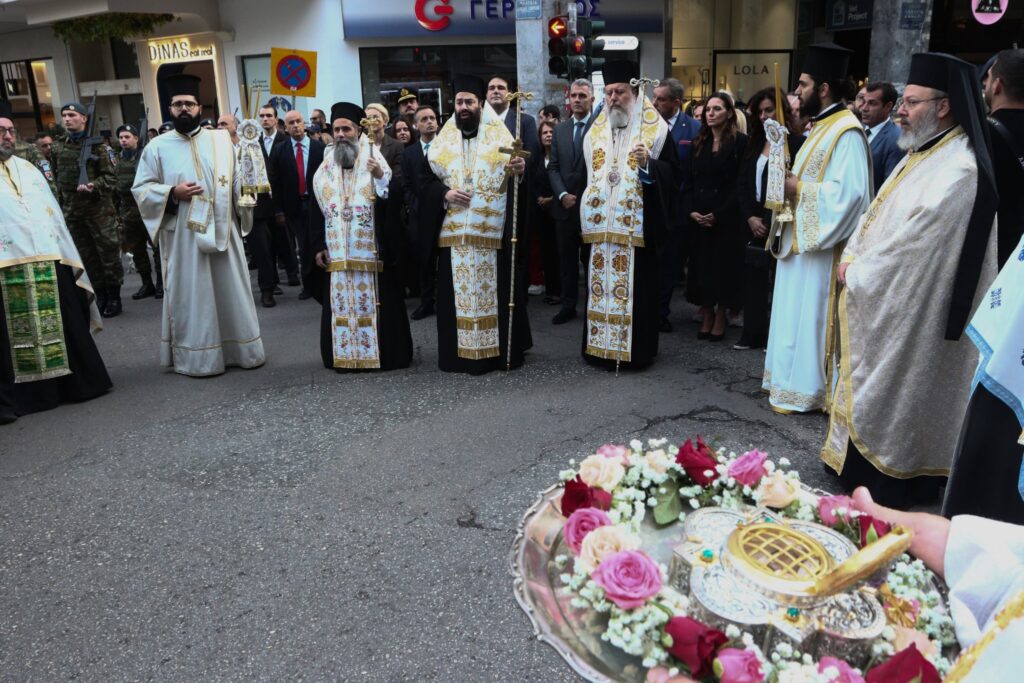 Αθήνα: Λαμπρή λιτάνευση του πολιούχου Αγίου Διονυσίου του Αρεοπαγίτη - μια φωτογραφία 6