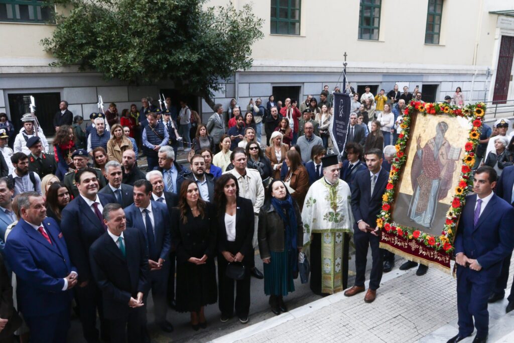 Αθήνα: Λαμπρή λιτάνευση του πολιούχου Αγίου Διονυσίου του Αρεοπαγίτη - μια φωτογραφία 9