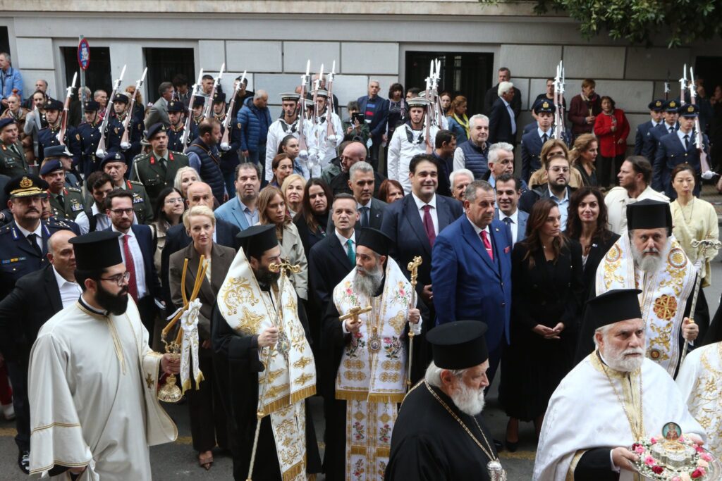 Αθήνα: Λαμπρή λιτάνευση του πολιούχου Αγίου Διονυσίου του Αρεοπαγίτη - μια φωτογραφία 10