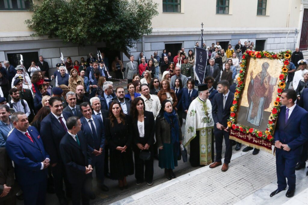 Αθήνα: Λαμπρή λιτάνευση του πολιούχου Αγίου Διονυσίου του Αρεοπαγίτη - μια φωτογραφία 11