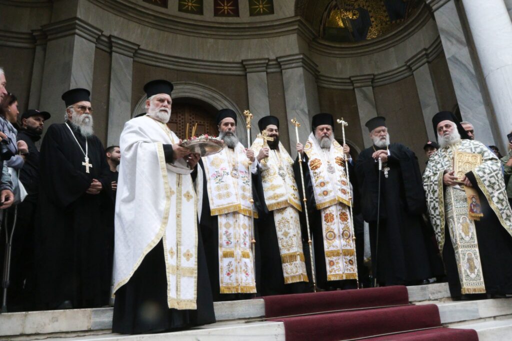 Αθήνα: Λαμπρή λιτάνευση του πολιούχου Αγίου Διονυσίου του Αρεοπαγίτη - μια φωτογραφία 12