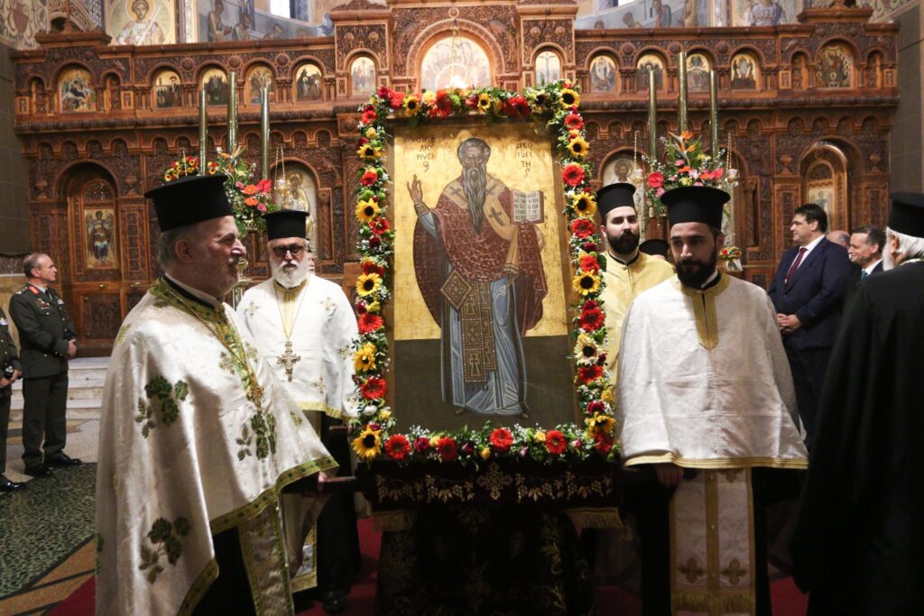 Αθήνα: Λαμπρή λιτάνευση του πολιούχου Αγίου Διονυσίου του Αρεοπαγίτη - μια φωτογραφία 15