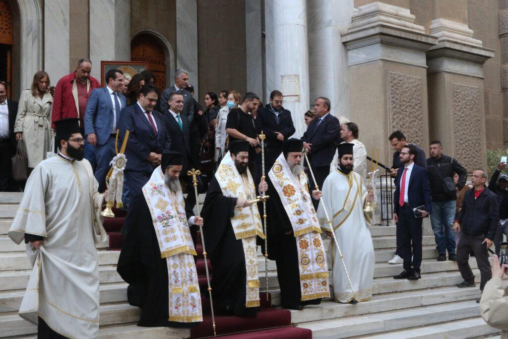 Αθήνα: Λαμπρή λιτάνευση του πολιούχου Αγίου Διονυσίου του Αρεοπαγίτη - μια φωτογραφία 16