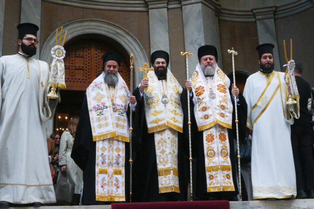 Αθήνα: Λαμπρή λιτάνευση του πολιούχου Αγίου Διονυσίου του Αρεοπαγίτη - μια φωτογραφία 17