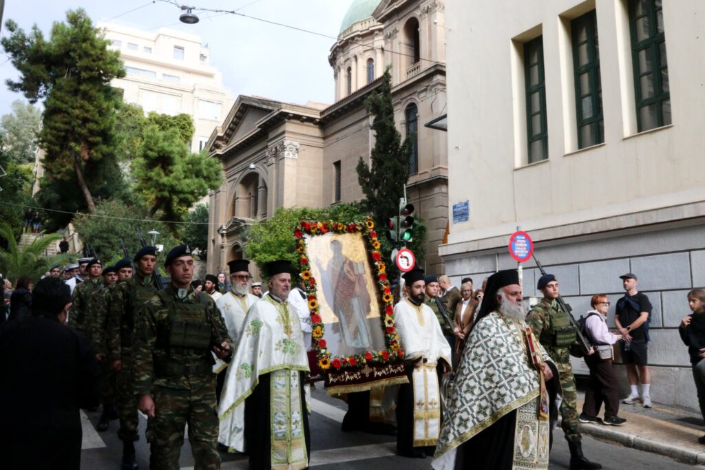 Αθήνα: Λαμπρή λιτάνευση του πολιούχου Αγίου Διονυσίου του Αρεοπαγίτη - μια φωτογραφία 19
