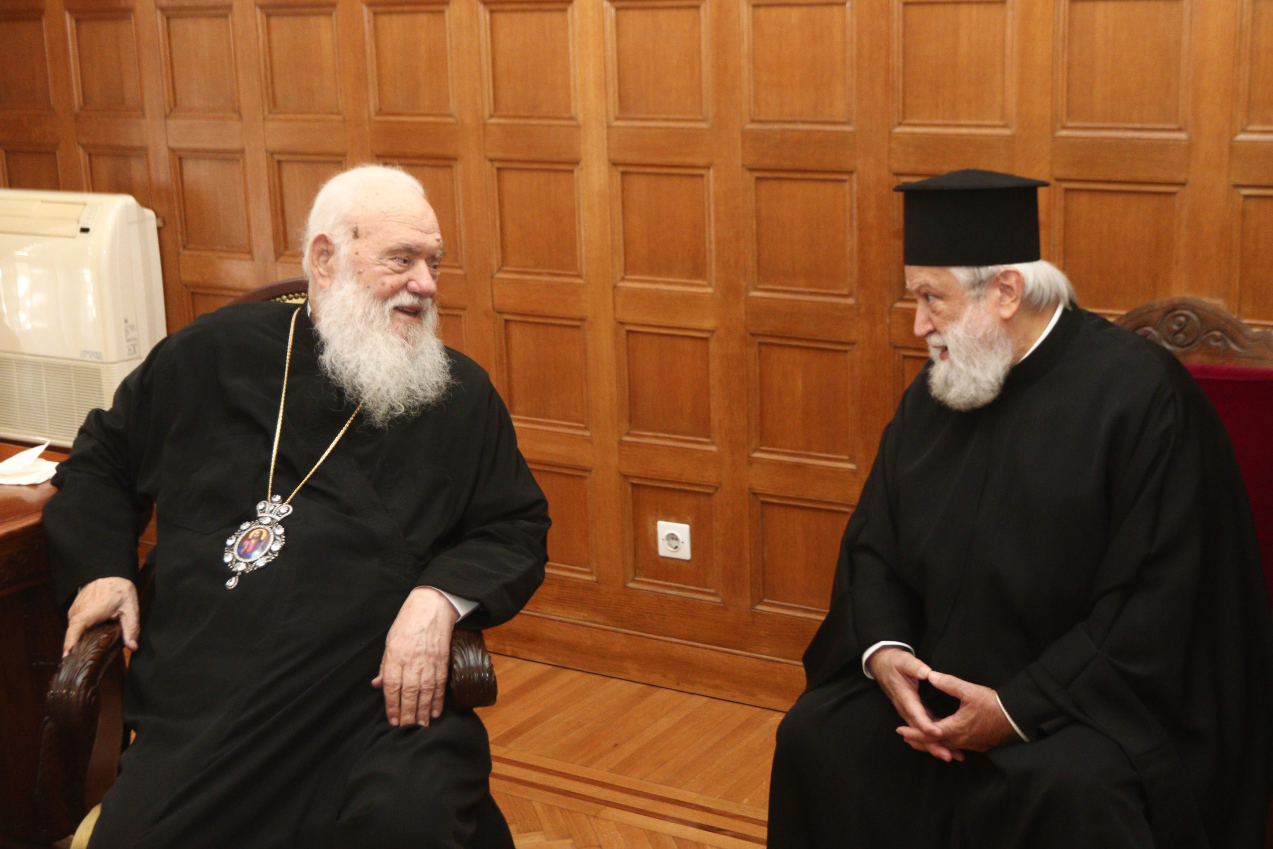 Ο Δήμαρχος Αμοργού επέδωσε πλακέτα στον Αρχιεπίσκοπο Ιερώνυμο - μια φωτογραφία 3