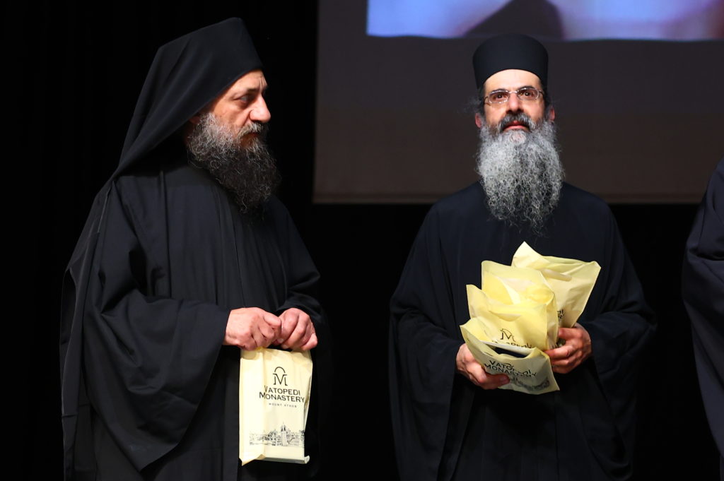 Η Μονή Βατοπαιδίου βράβευσε πολύτεκνες οικογένειες και φοιτητές - μια φωτογραφία 1
