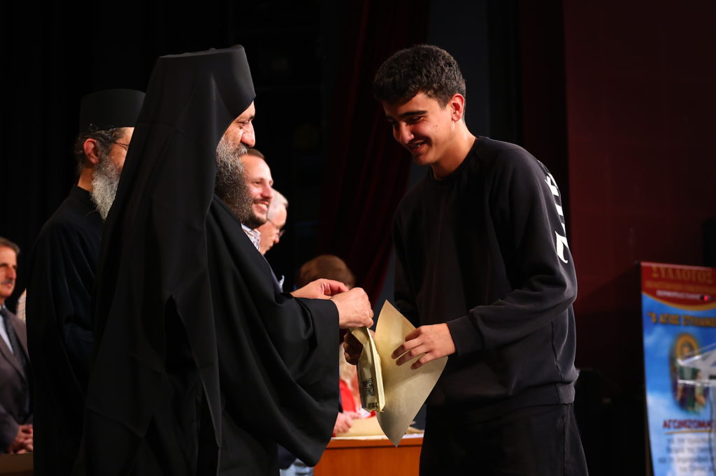 Η Μονή Βατοπαιδίου βράβευσε πολύτεκνες οικογένειες και φοιτητές - μια φωτογραφία 5