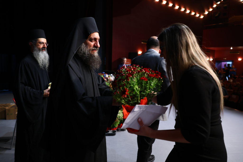 Η Μονή Βατοπαιδίου βράβευσε πολύτεκνες οικογένειες και φοιτητές - μια φωτογραφία 14