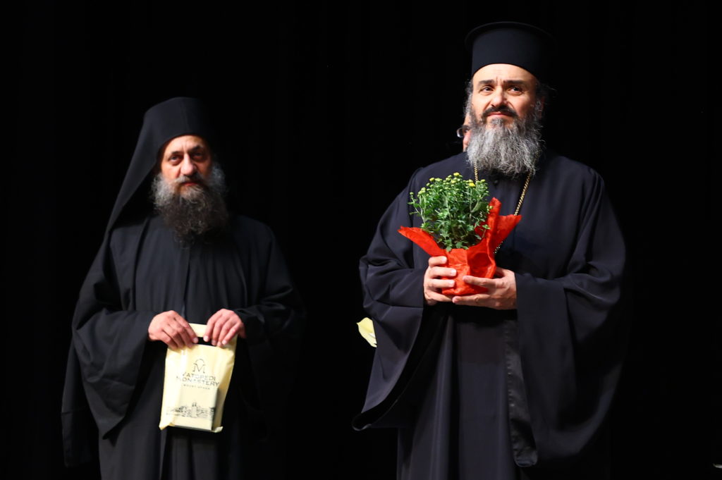 Η Μονή Βατοπαιδίου βράβευσε πολύτεκνες οικογένειες και φοιτητές - μια φωτογραφία 15