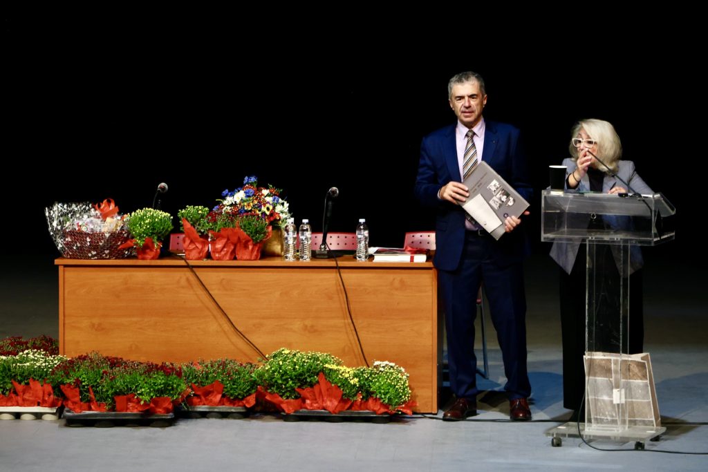 Η Μονή Βατοπαιδίου βράβευσε πολύτεκνες οικογένειες και φοιτητές - μια φωτογραφία 16