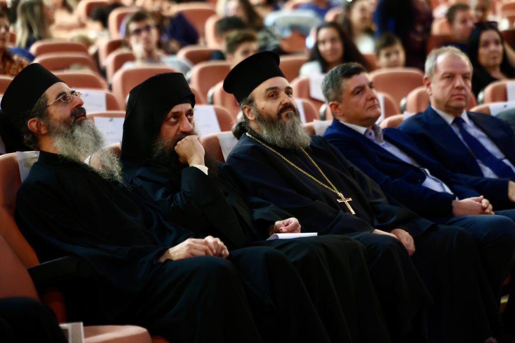 Η Μονή Βατοπαιδίου βράβευσε πολύτεκνες οικογένειες και φοιτητές - μια φωτογραφία 19