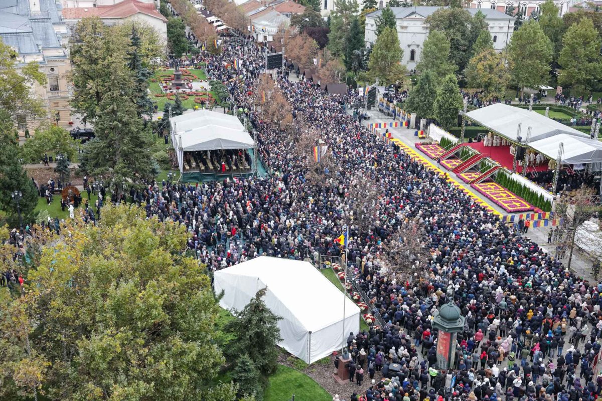 Πάνω από 28.000 πιστοί συμμετείχαν στην πανήγυρη της Αγίας Παρασκευής στο Ιάσιο - μια φωτογραφία 12