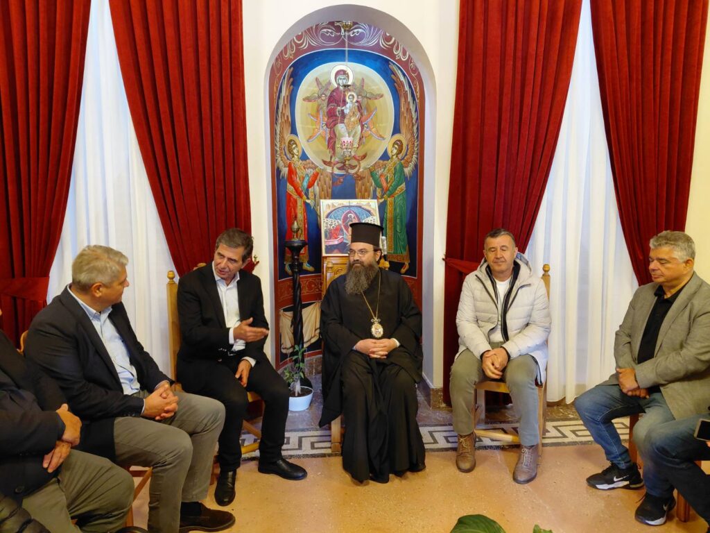 Ο Yφυπουργός Εσωτερικών συναντήθηκε με τον Mητροπολίτη Κορυτσάς - μια φωτογραφία 1