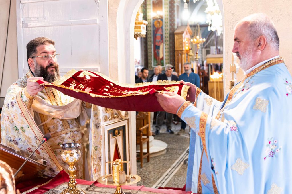 Ενθρονίστηκε η Εφέστιος Εικόνα του Αγίου Χρυσοστόμου του νέου στη γενέτειρά του - μια φωτογραφία 6