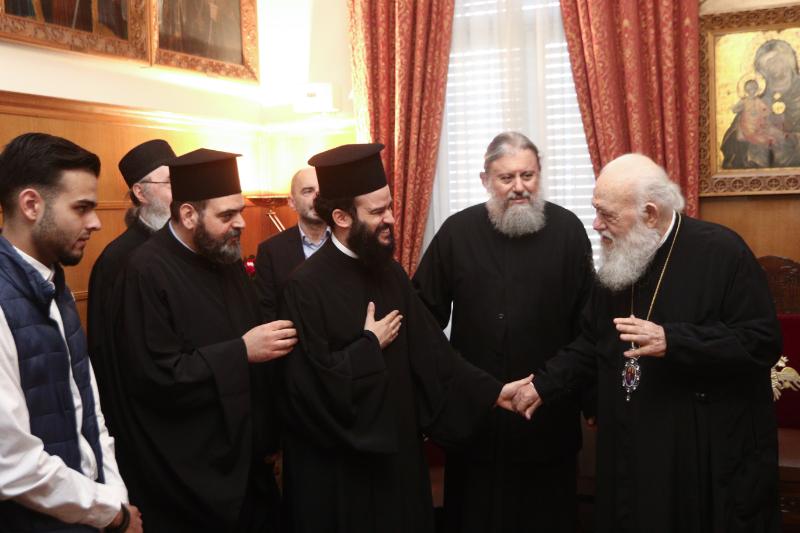 Σπουδαστές ΣΜΥΚ και μαθητές της Ριζαρείου στον Αρχιεπίσκοπο Ιερώνυμο - μια φωτογραφία 2