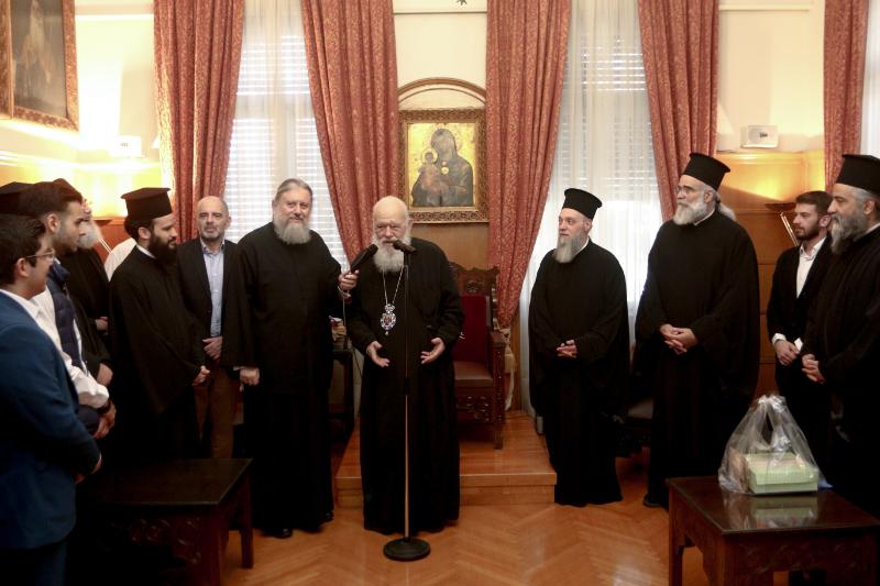 Σπουδαστές ΣΜΥΚ και μαθητές της Ριζαρείου στον Αρχιεπίσκοπο Ιερώνυμο - μια φωτογραφία 3