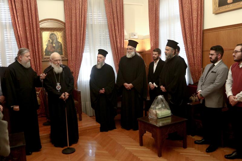Σπουδαστές ΣΜΥΚ και μαθητές της Ριζαρείου στον Αρχιεπίσκοπο Ιερώνυμο - μια φωτογραφία 4