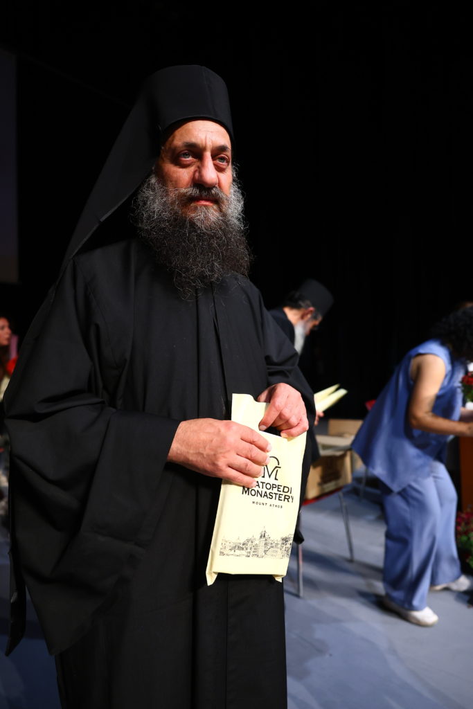 Η Μονή Βατοπεδίου βράβευσαν πολύτεκνες οικογένειες και φοιτητές στα Γιαννιτσά - μια φωτογραφία 2